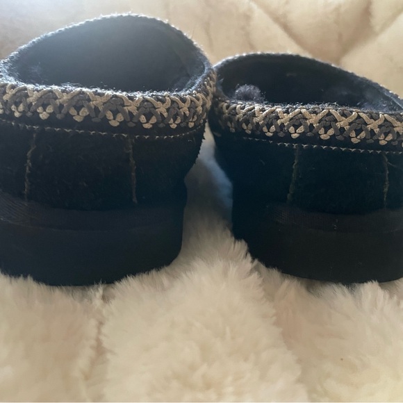 Girls’ kids’ size 4 Ugg Australia Black Tasman slip on sheepskin slippers - Picture 5 of 8